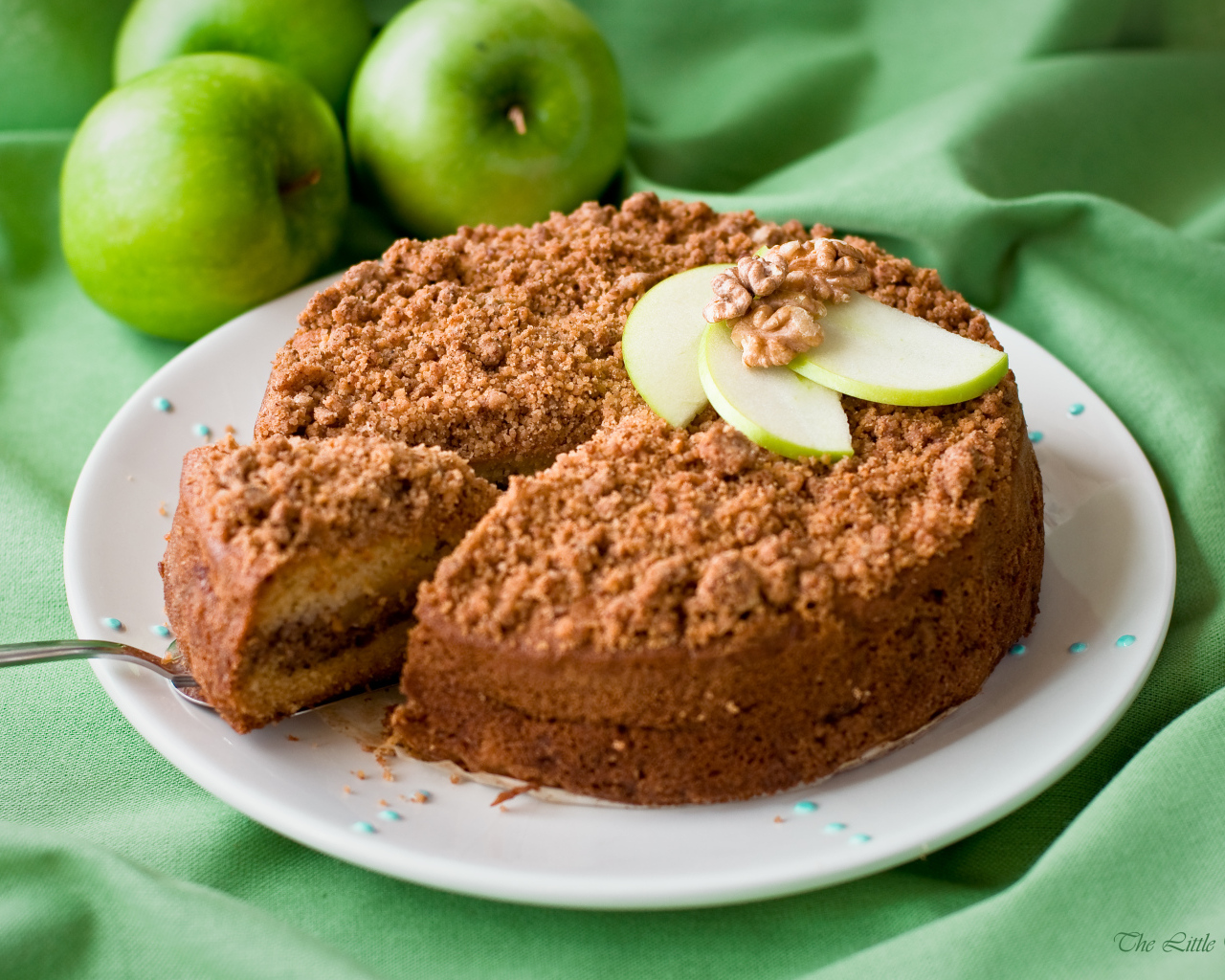 Вкусный пирог с кусочками яблока