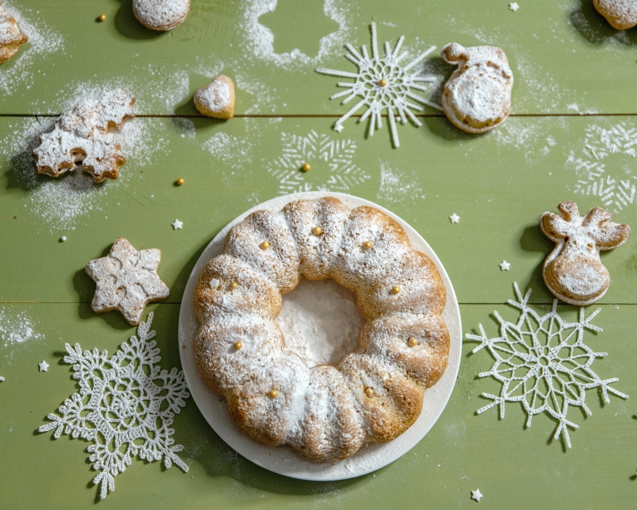 Вкусный сладкий рождественский кекс с сахарной пудрой