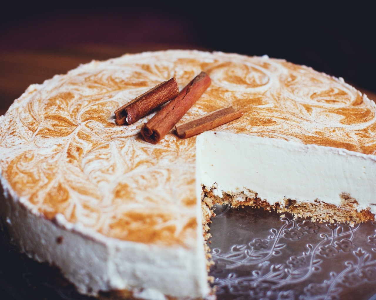 Вкусный сладкий торт с корицей