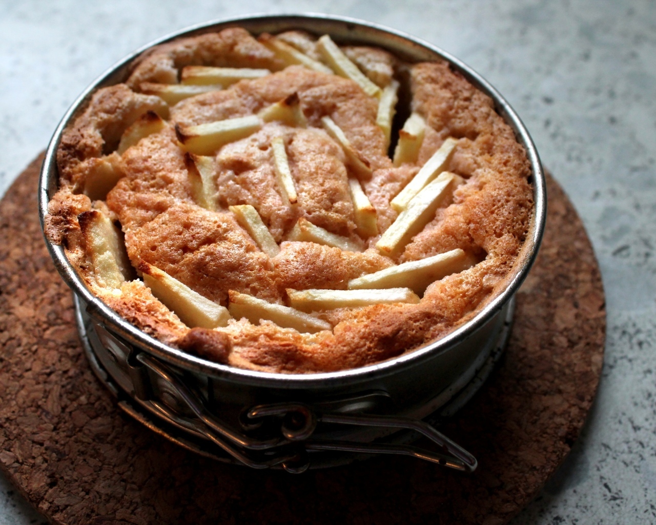 Вкусный сладкий свежий пирог с яблоками 