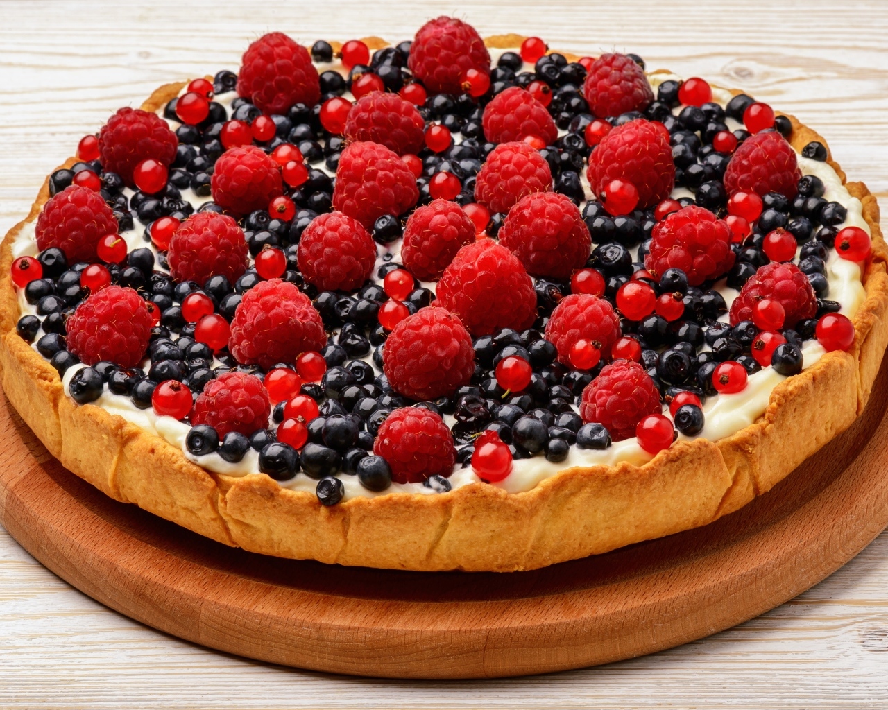 Вкусный сладкий пирог с ягодами черники и малины