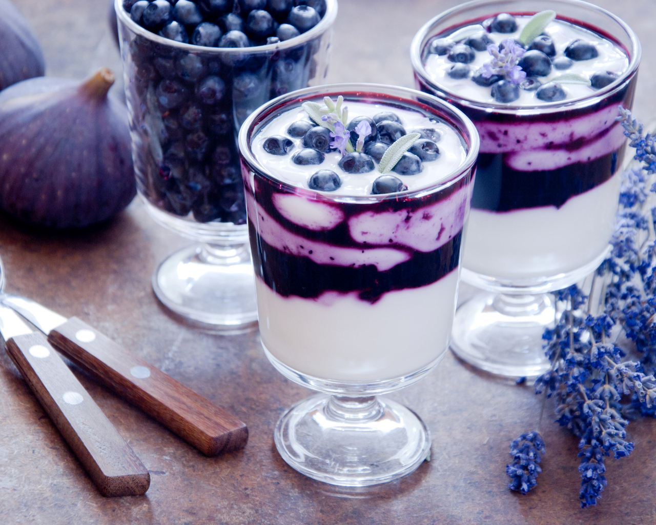 Десерт с ягодами черники и инжиром