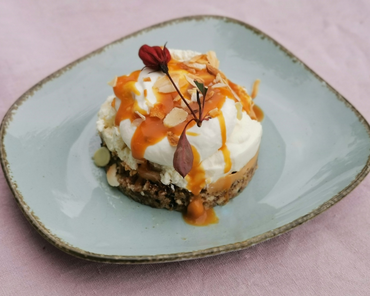 Десерт с кремом на тарелке