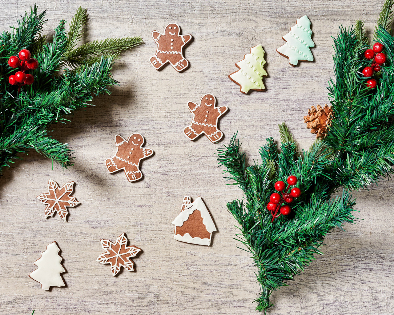 Праздничное печенье с еловыми ветками на столе