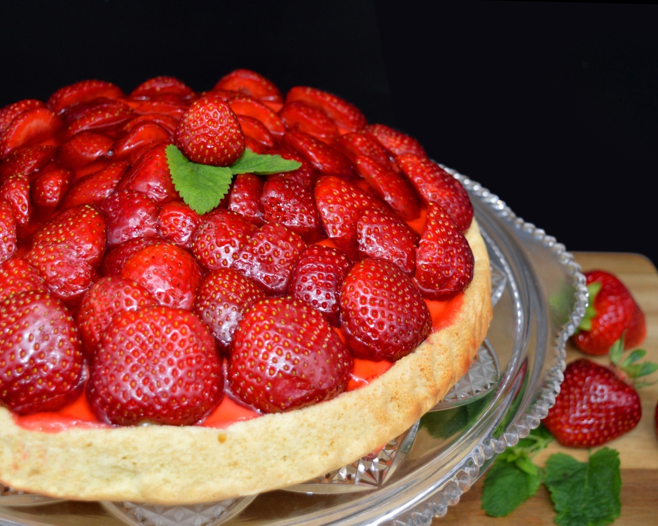 Ароматный пирог  с большими ягодами клубники