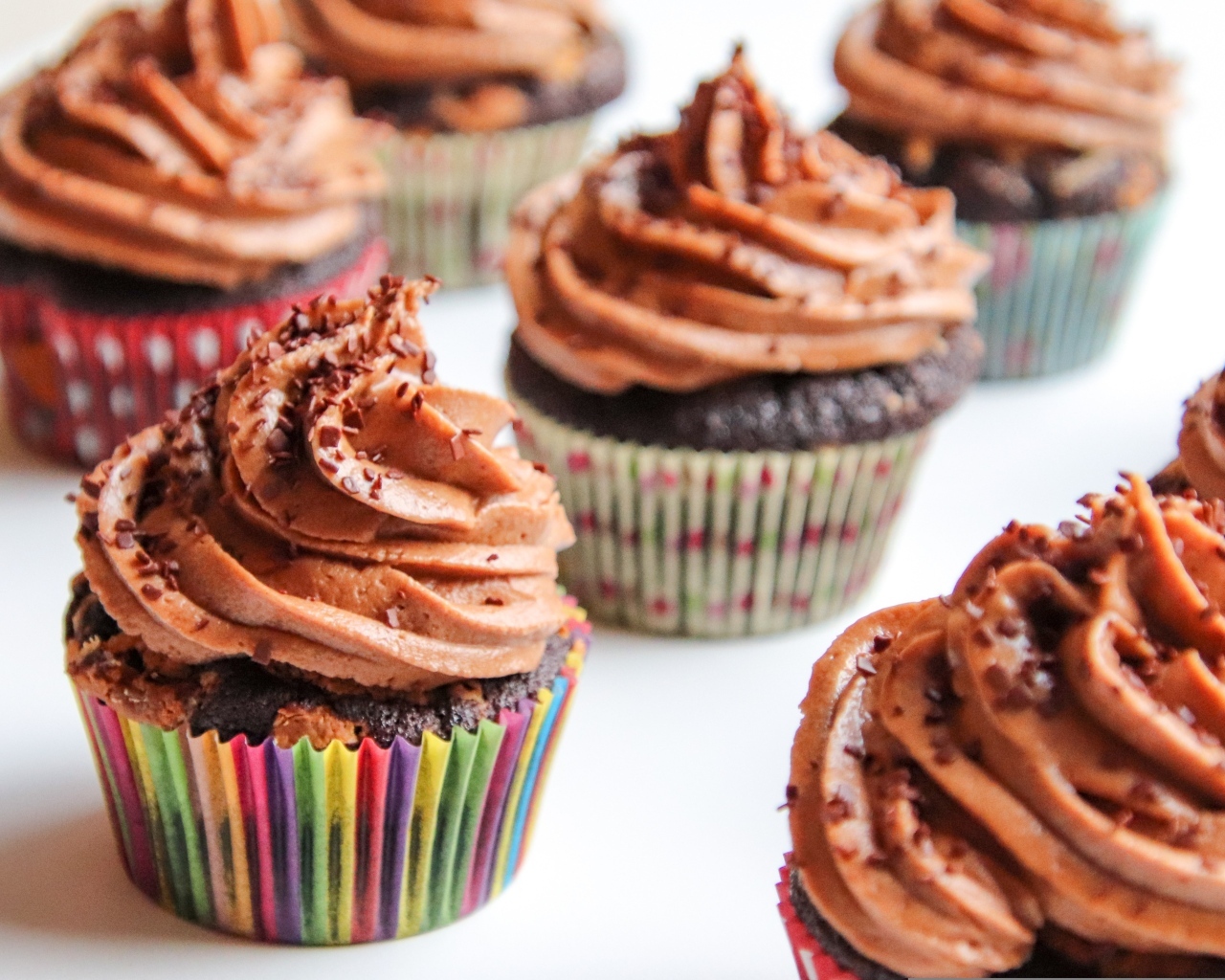 Свежие капкейки с шоколадным кремом