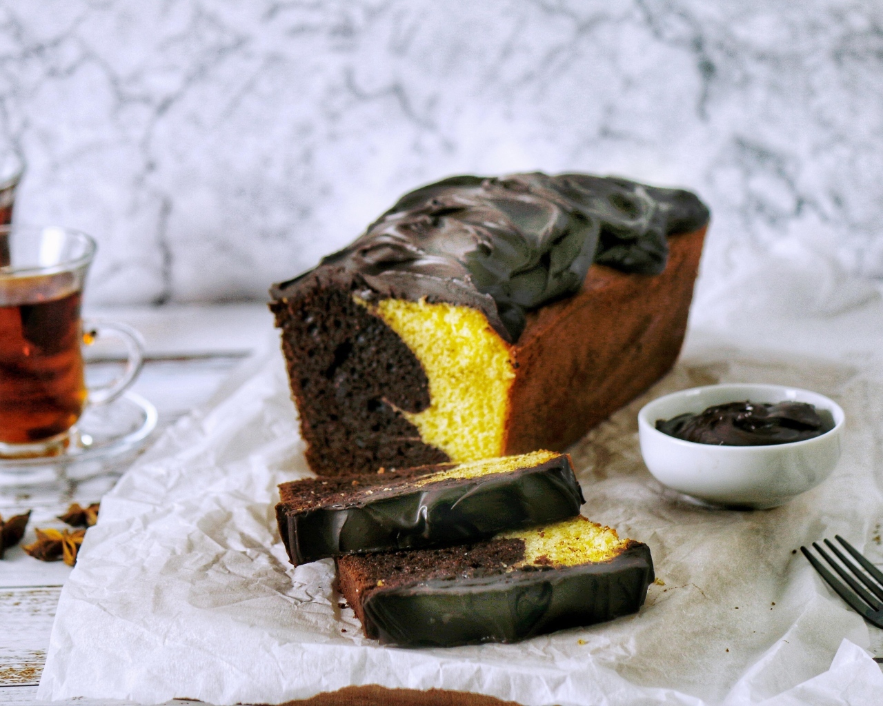 Свежий двухцветный кекс с шоколадом