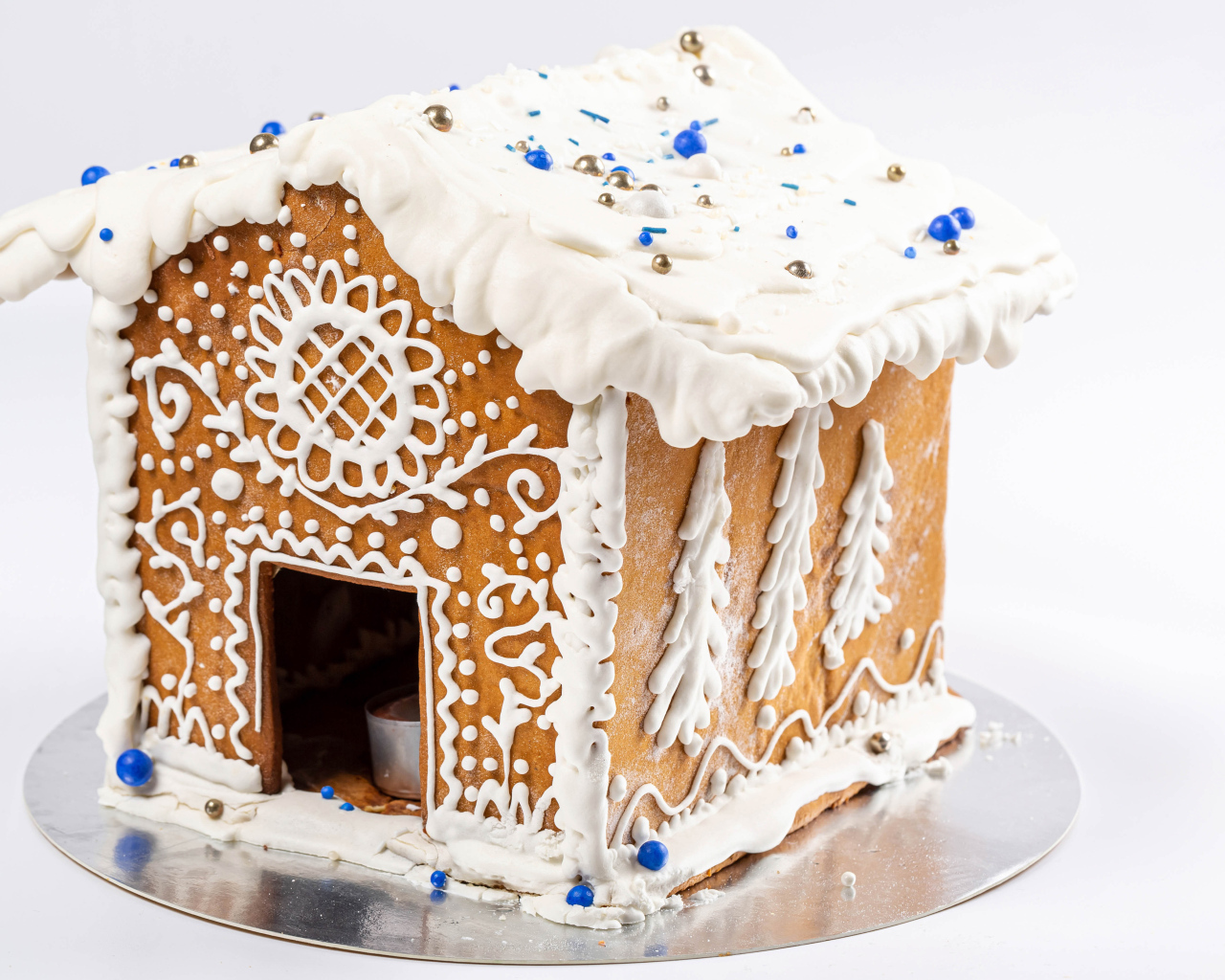 Пряничный домик на белом фоне