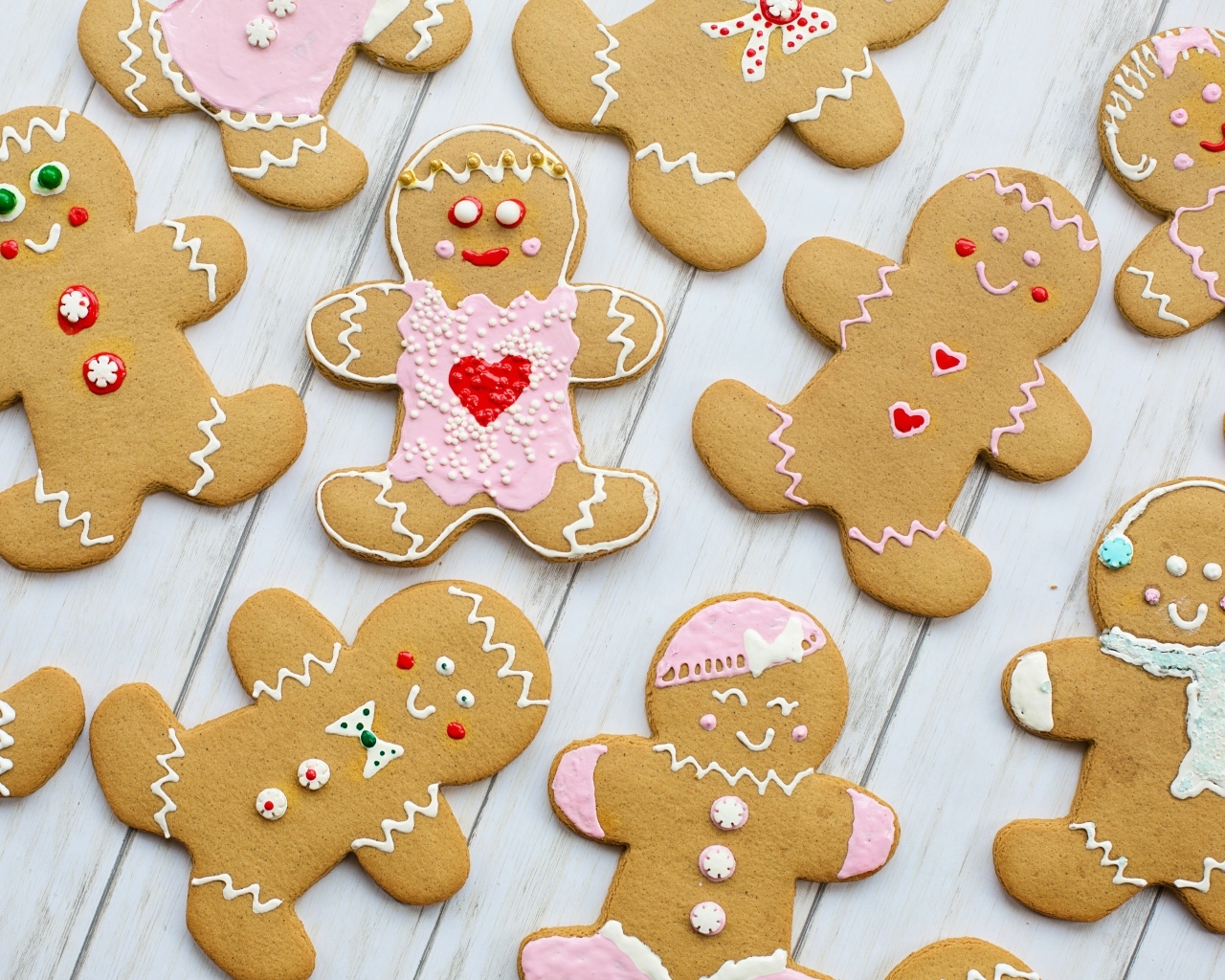 Пряники в глазури на столе