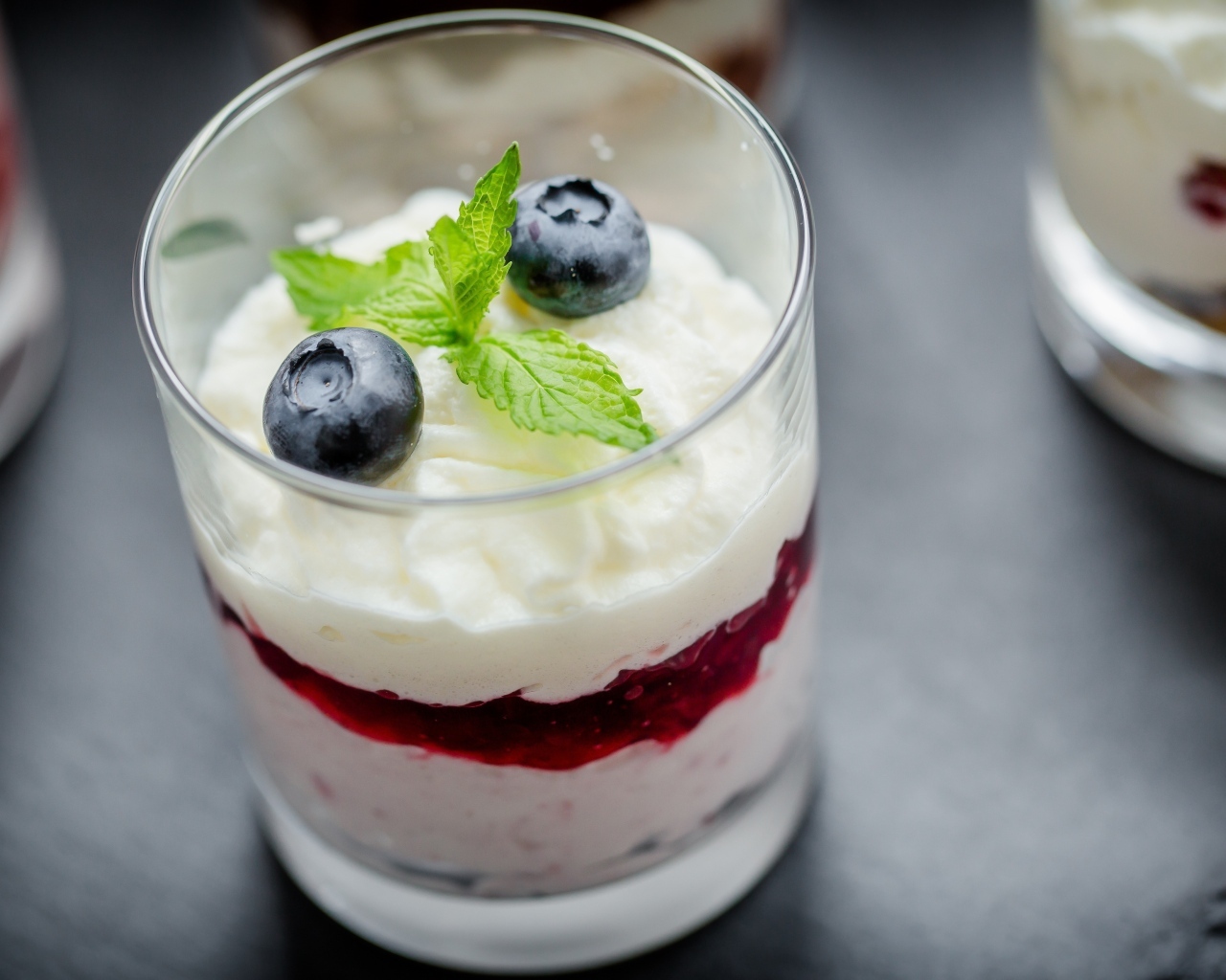 Стакан с десертом и ягодами черники