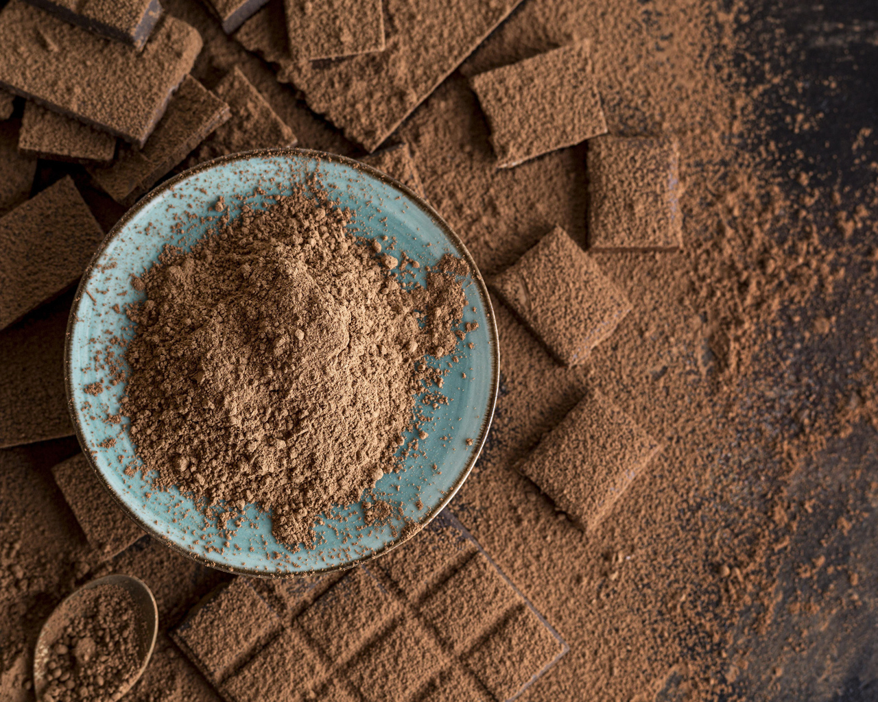 Молотый шоколад  в тарелке на столе