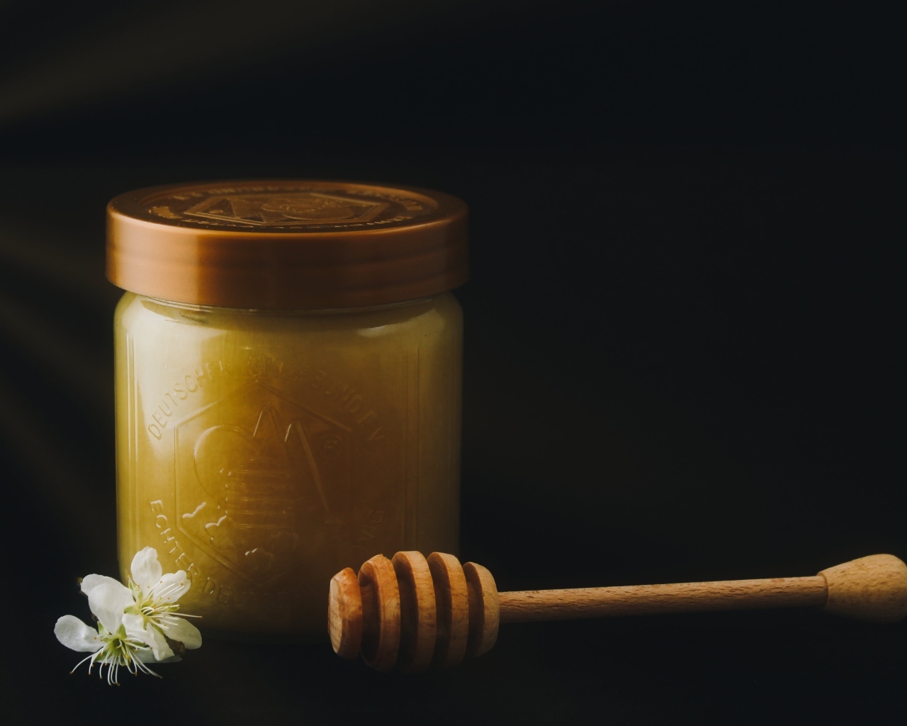 Мед в банке с деревянной ложкой