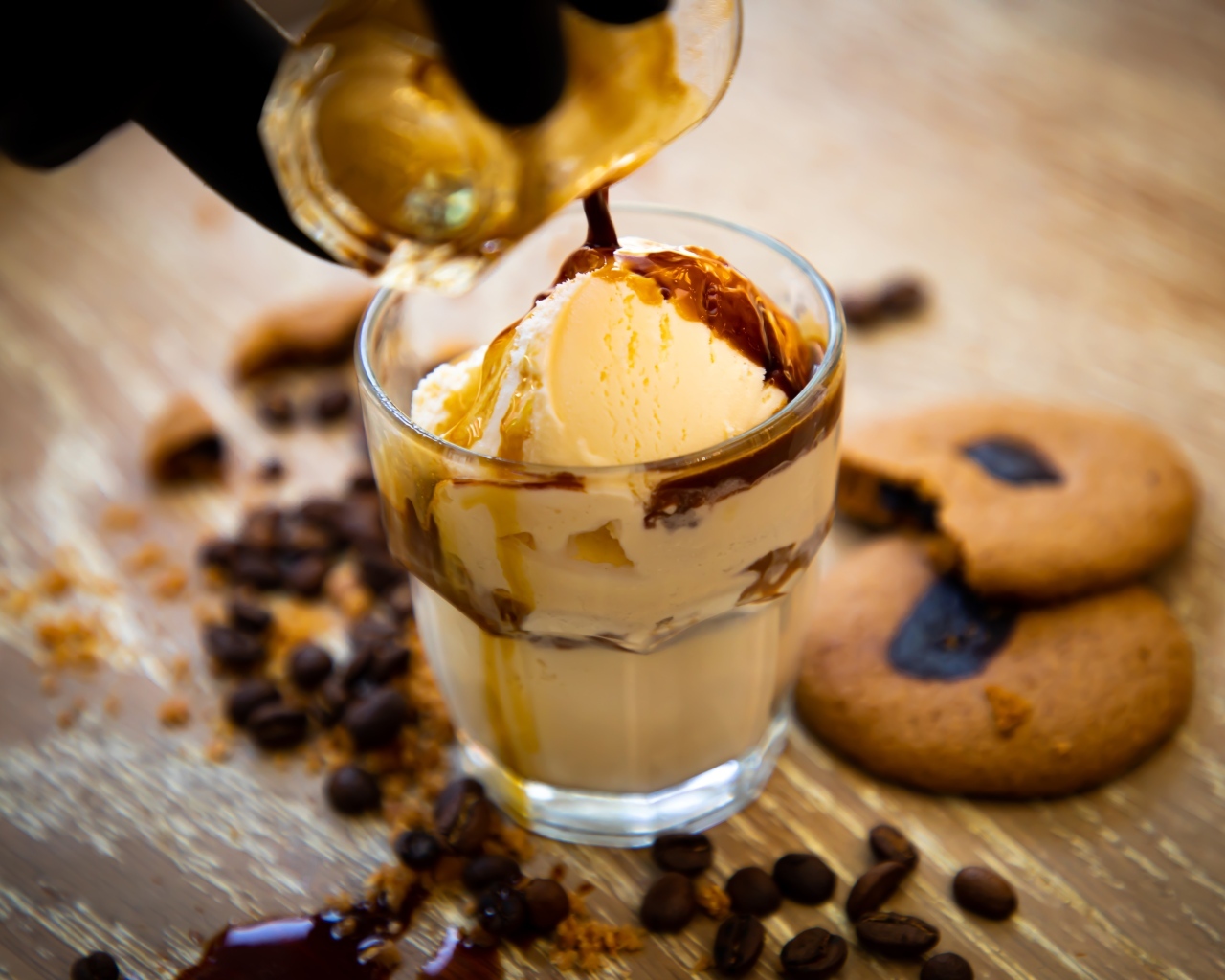 Мороженое в стакане с кофе 