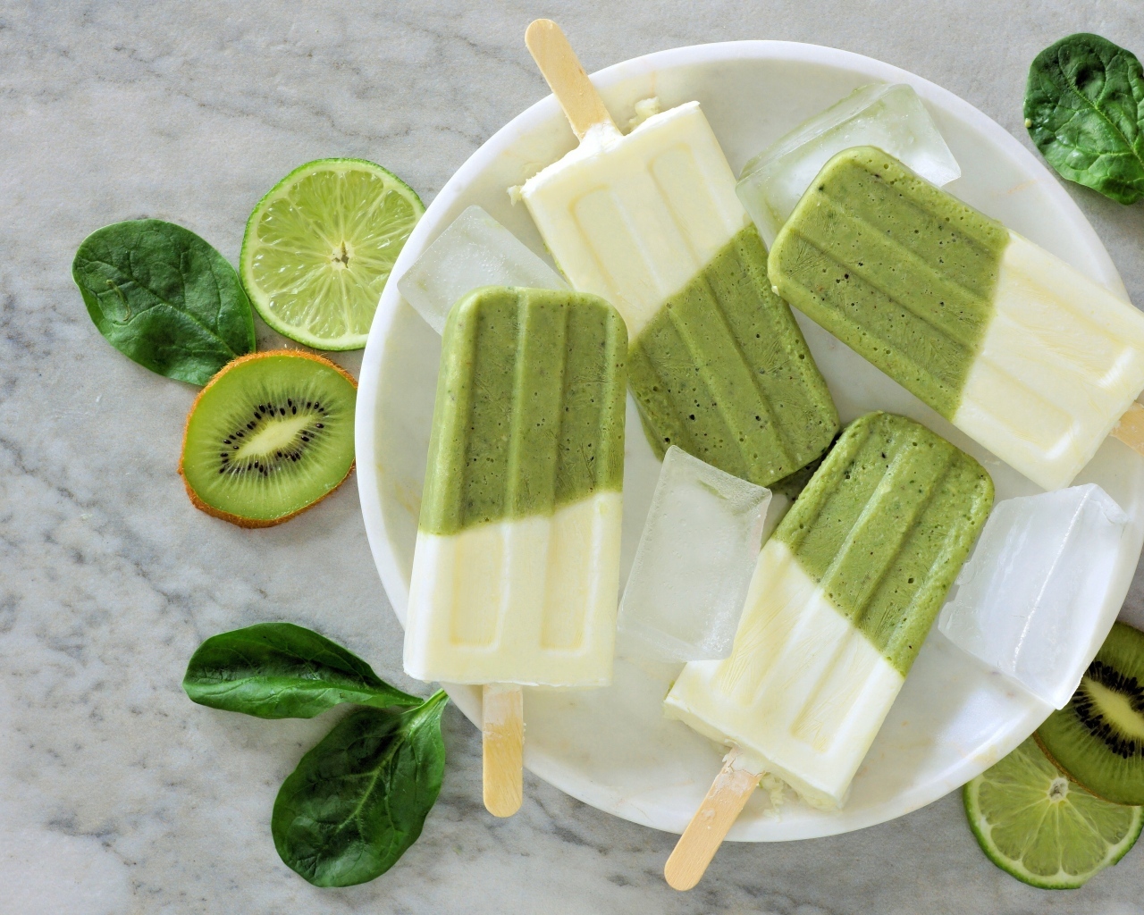 Мороженое на палочке с киви и лаймом
