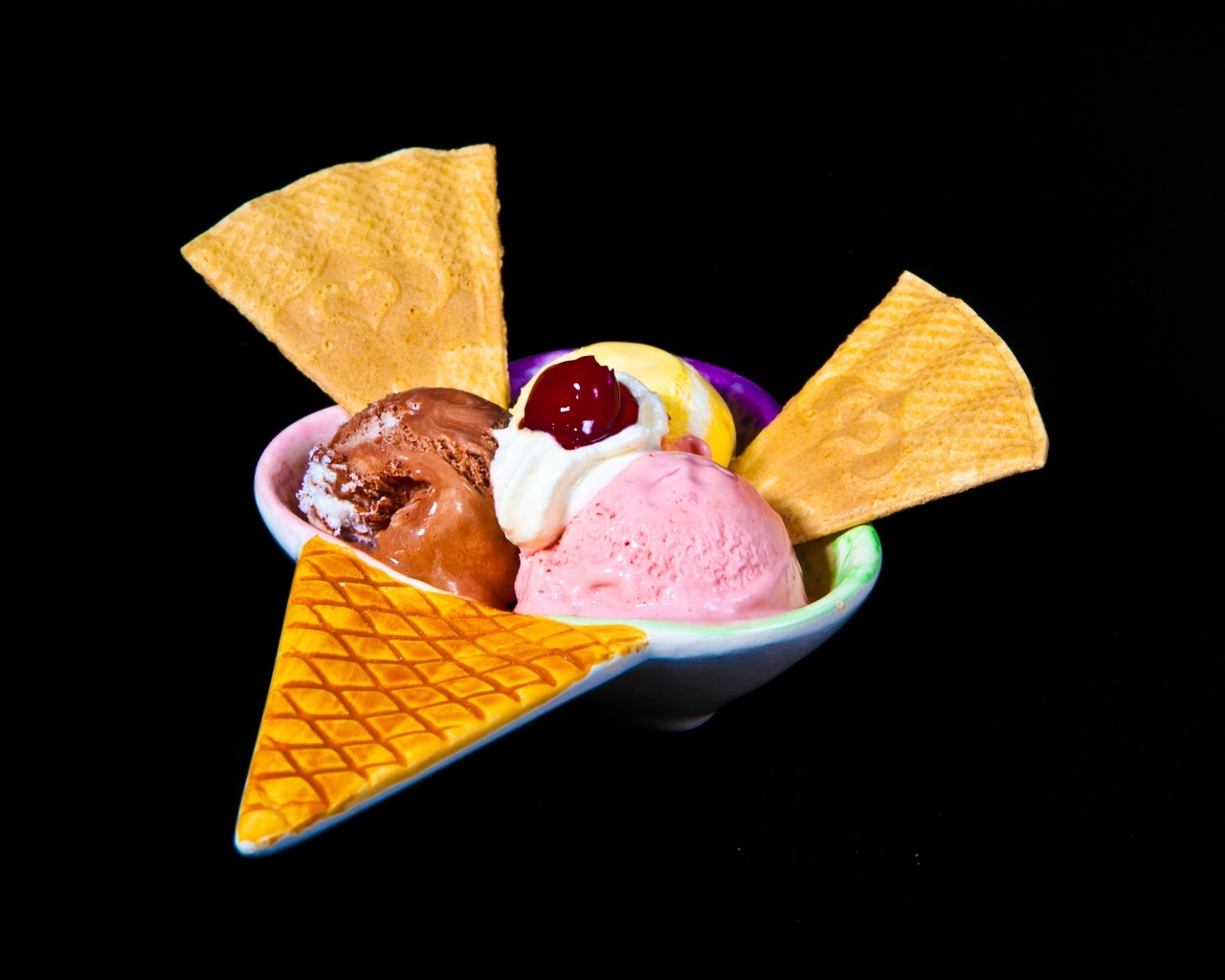 Шарики мороженого на черном фоне