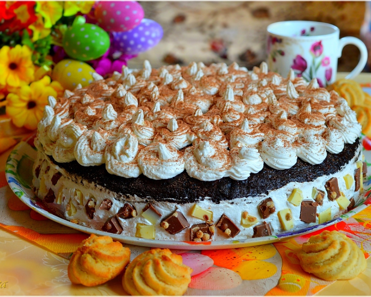 Большой торт со взбитыми сливками