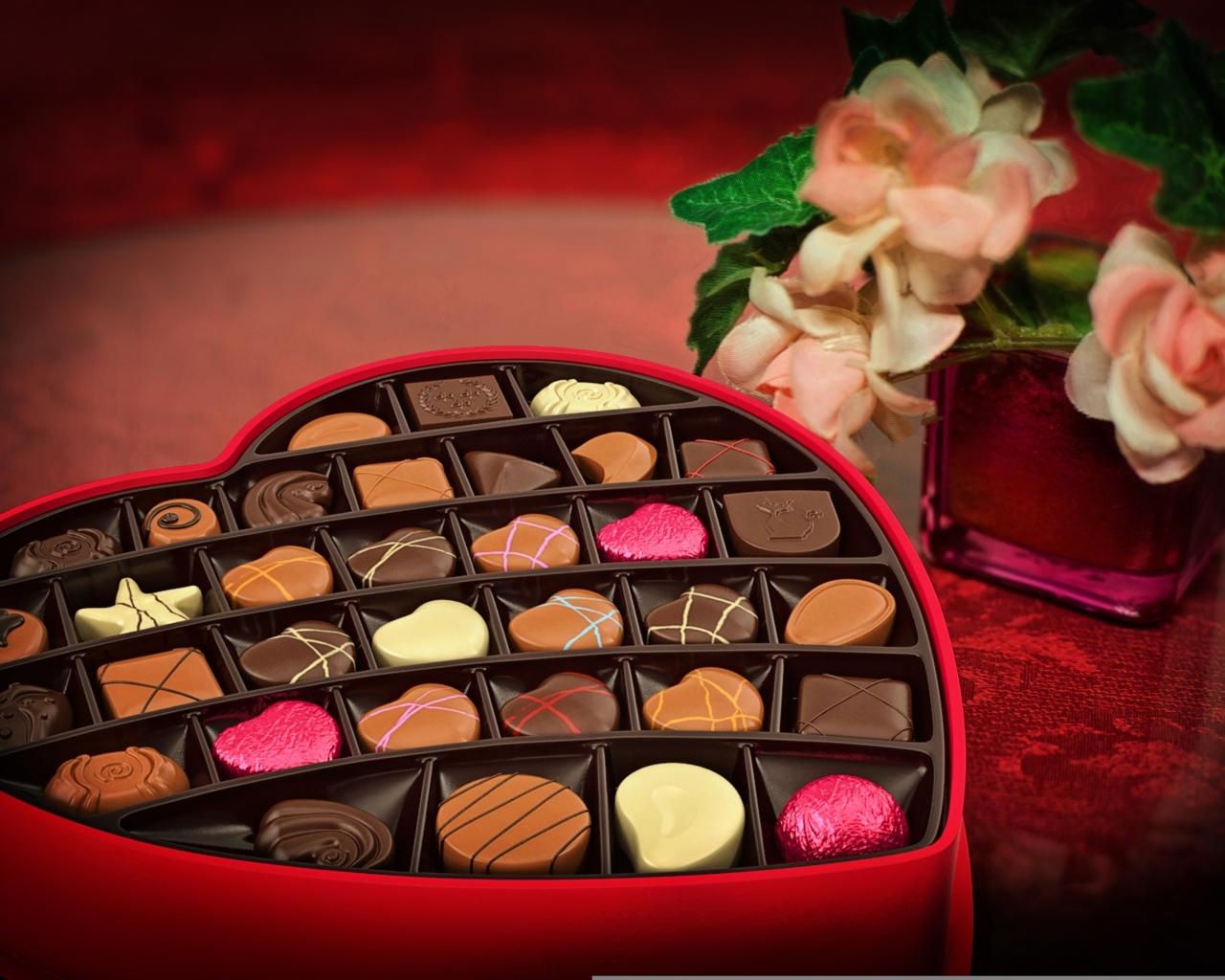 Большая коробка в форме сердца с шоколадными конфетами