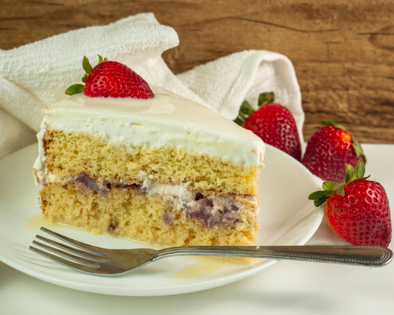 Большой кусок торта с ягодами клубники