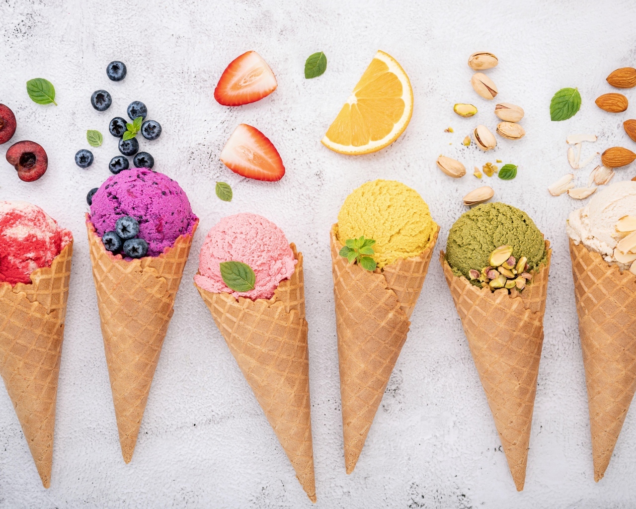 Много мороженого с вафельным рожком