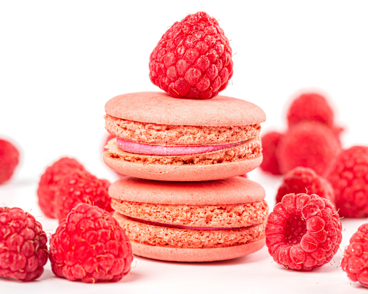 Печенье макарун с малиной на белом фоне