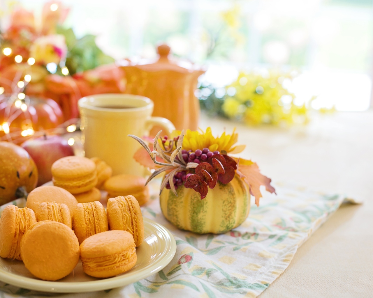 Десерт макарон на столе с чаем