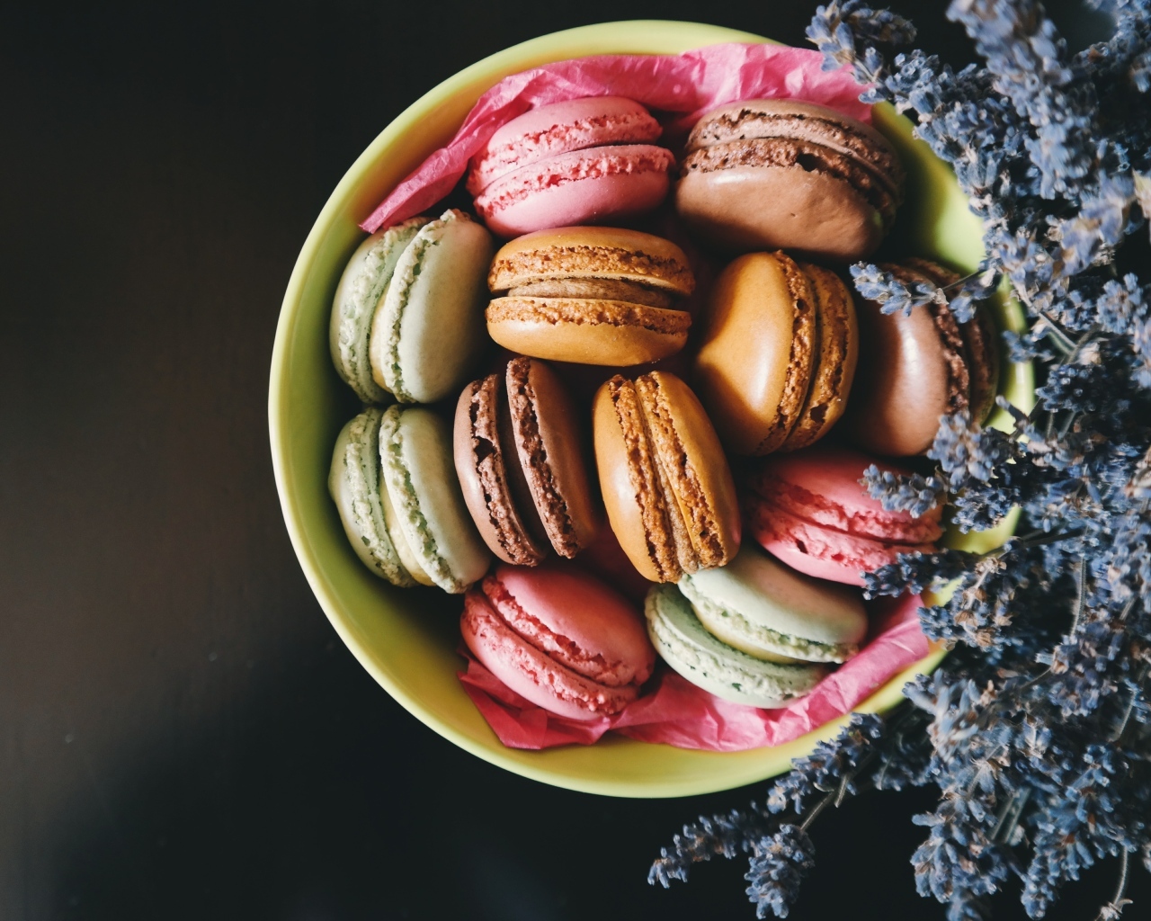 Десерт макарон с цветами лаванды