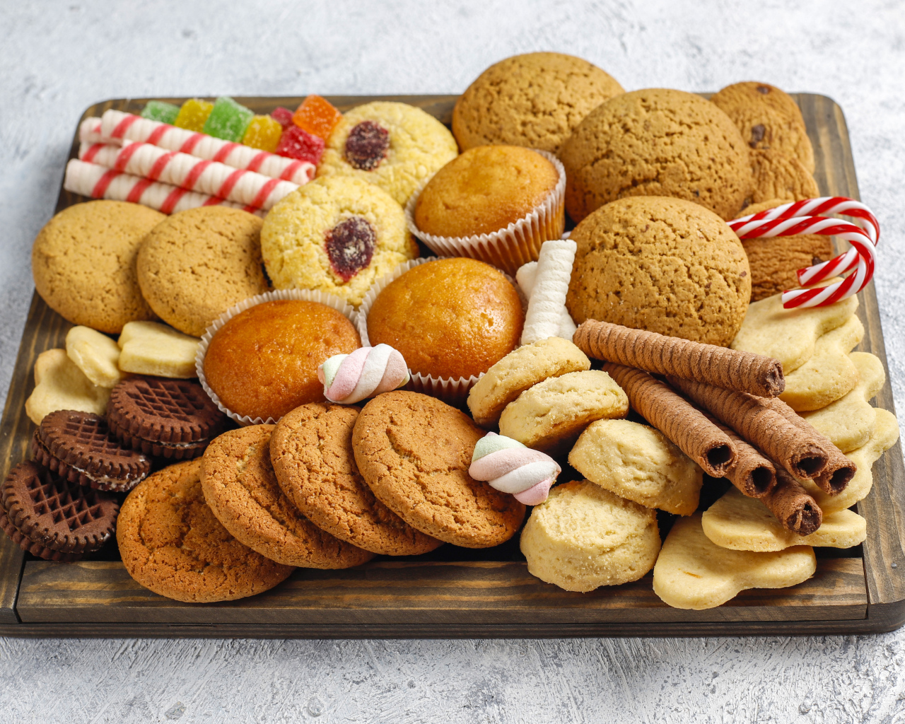 Много вкусного аппетитного печенья на столе