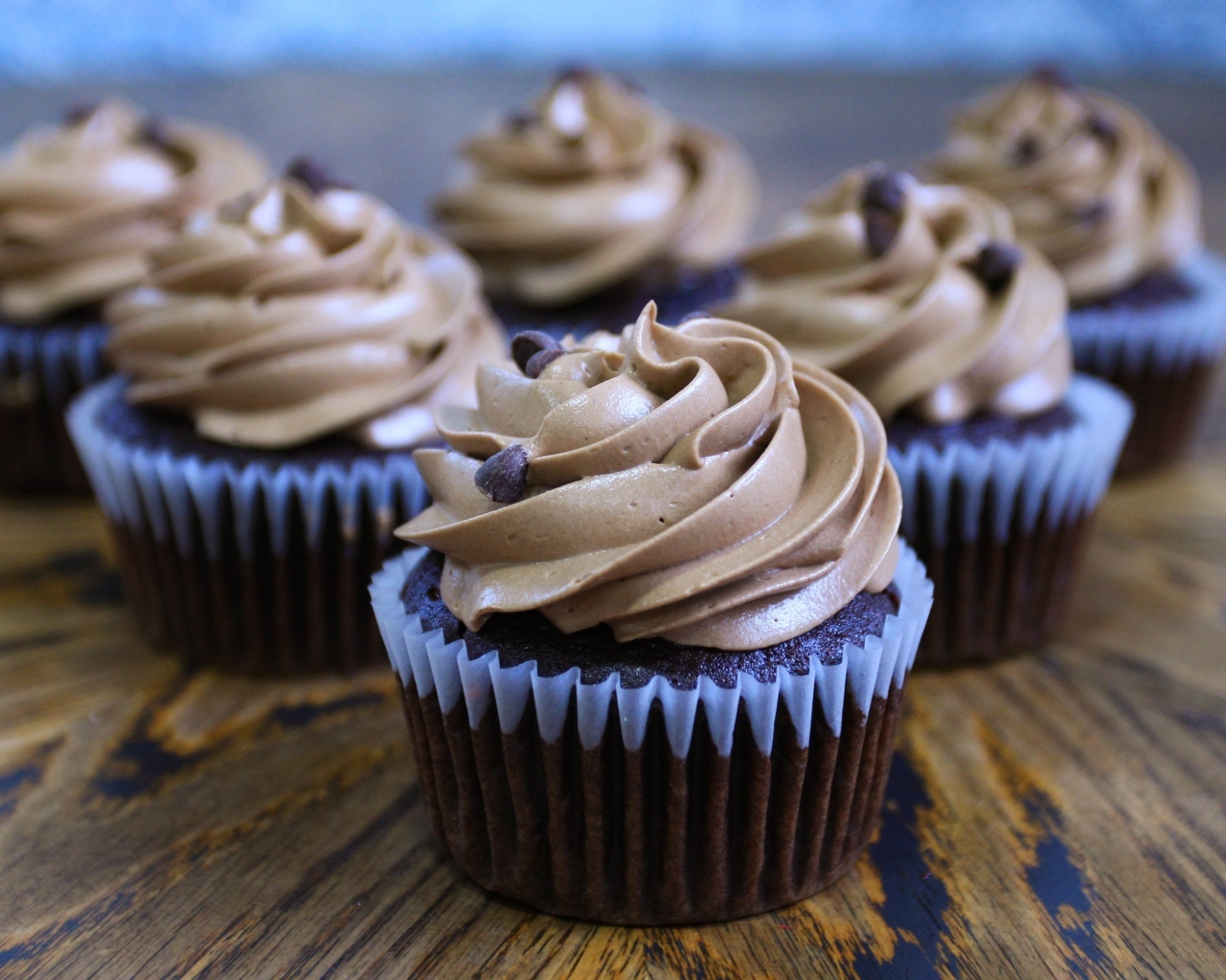 Маффины с кремом и шоколадной крошкой