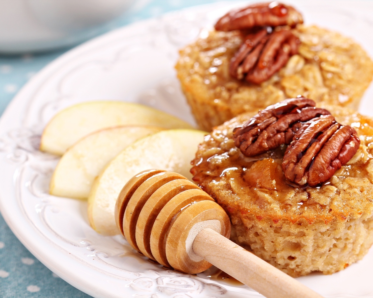 Кексы с медом, орехами и кусочками яблока