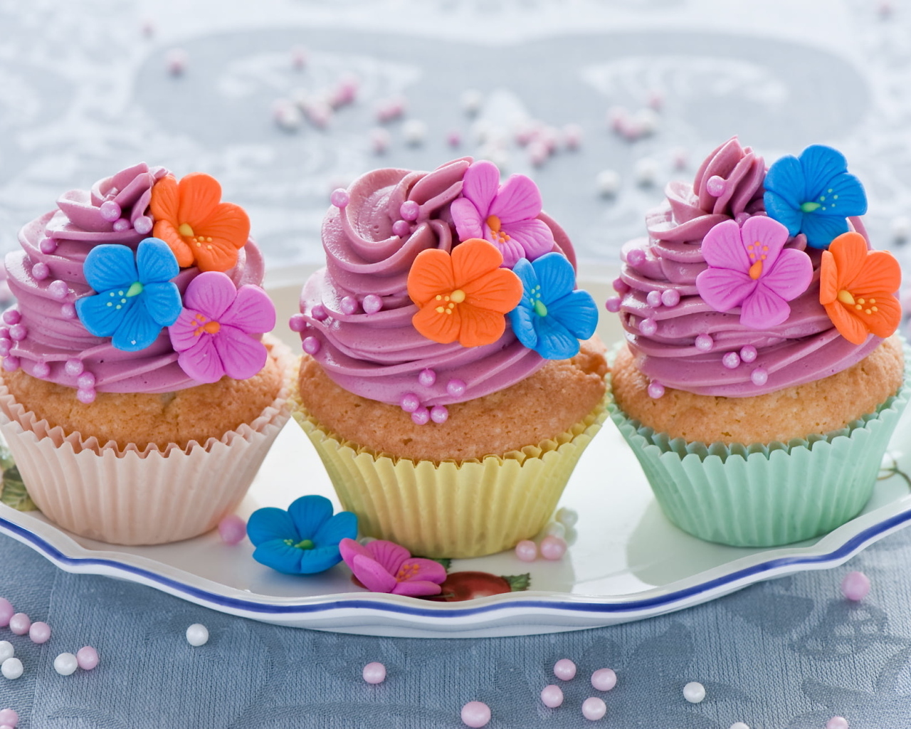 Маффины с розовым кремом и цветами