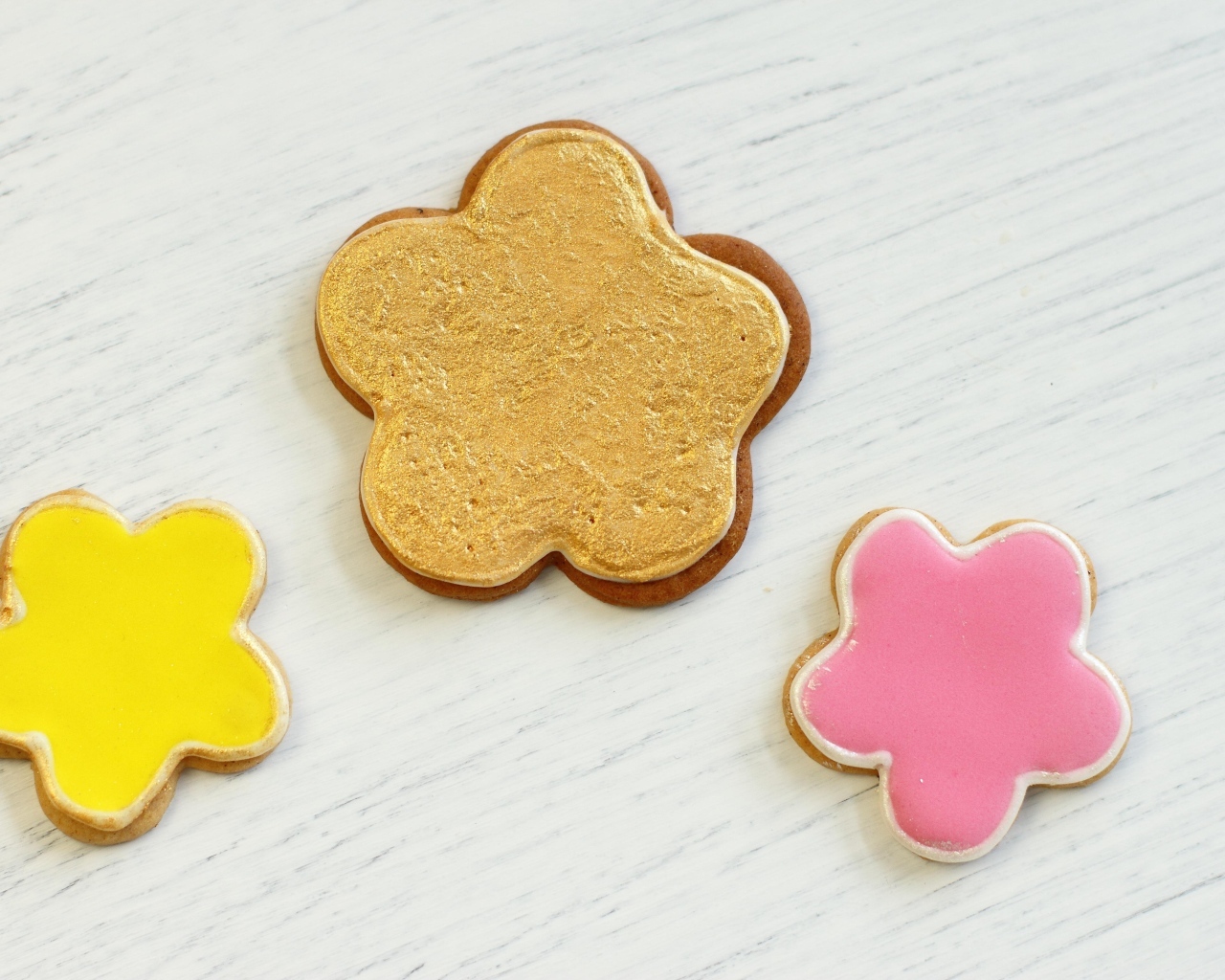 Разноцветное фигурное печенье на столе