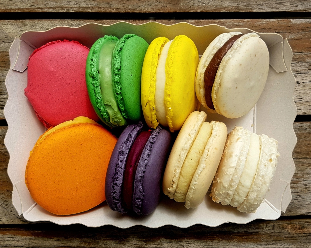 Разноцветное печенье макарун в картонной коробке