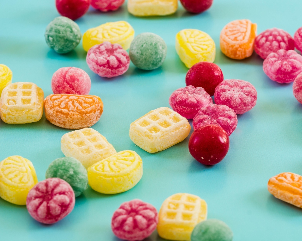 Разноцветные сладкие конфеты на голубом фоне