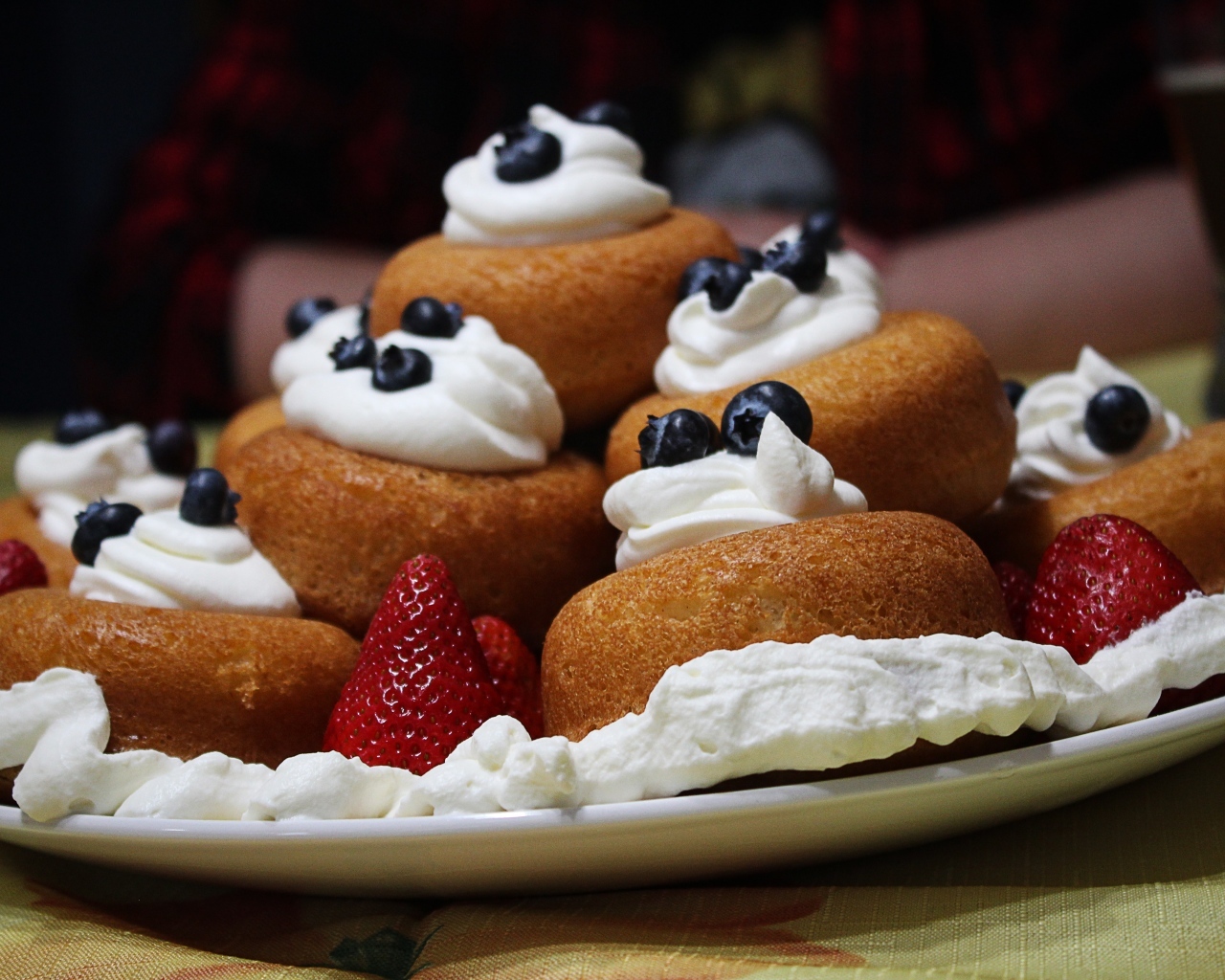 Выпечка с кремом и ягодами клубники и черники