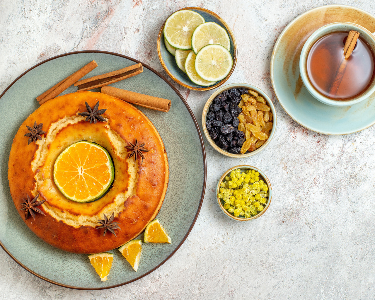 Пирог с лимонным кремом на столе