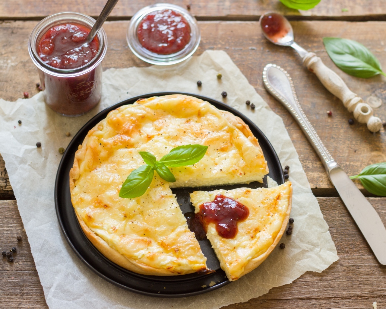 Пирог с лимонным кремом на столе с джемом