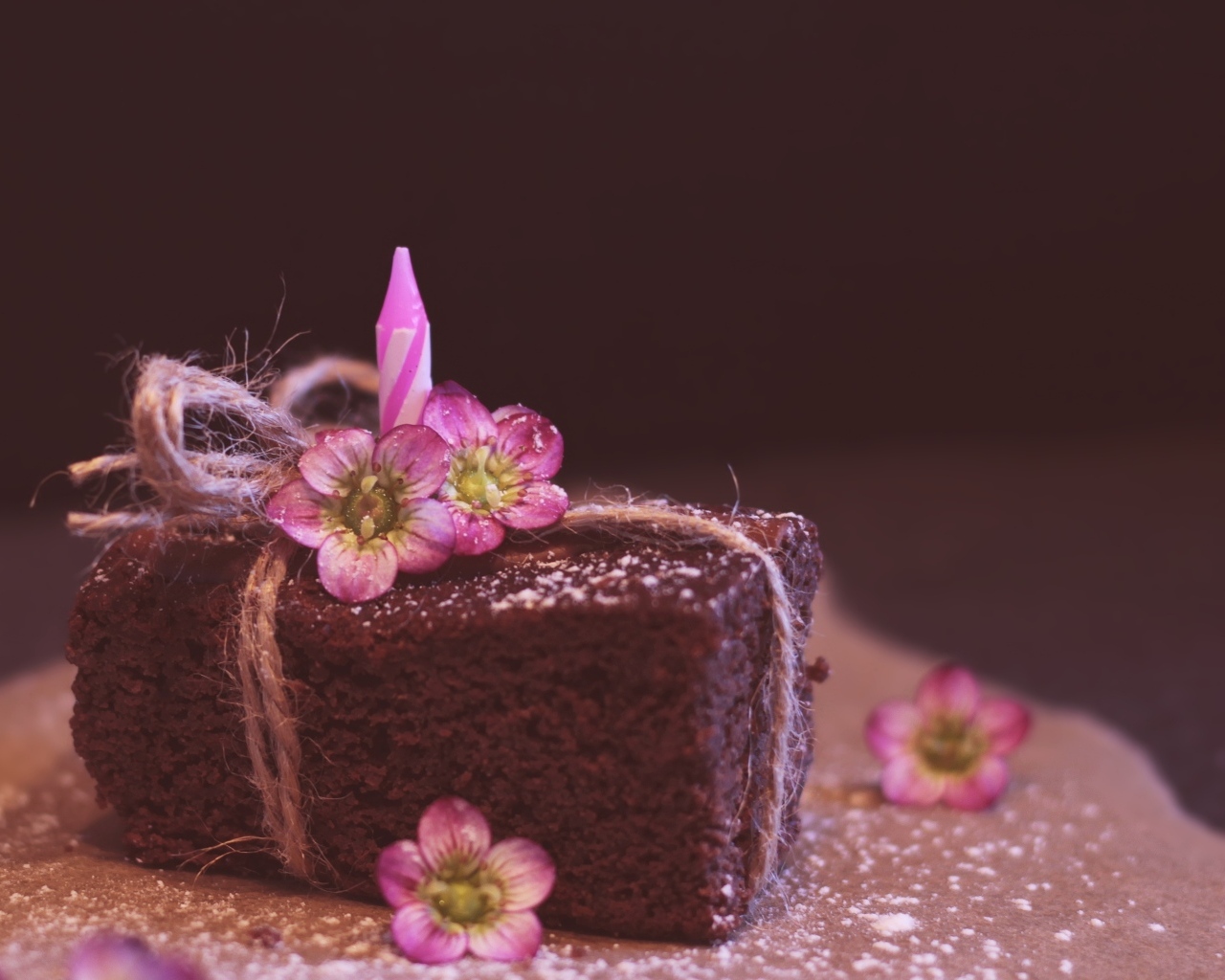 Кусок десерта брауни с цветами
