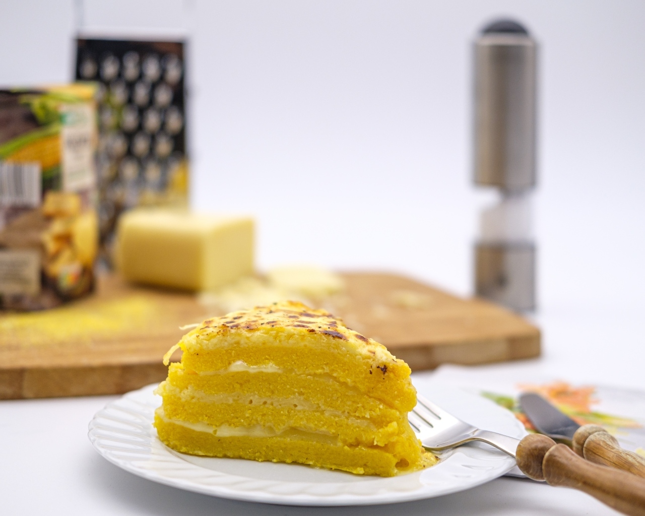 Кусок торта на столе со столовыми приборами