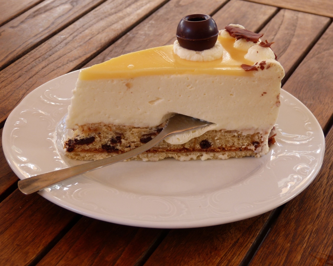 Кусок чизкейка на тарелке