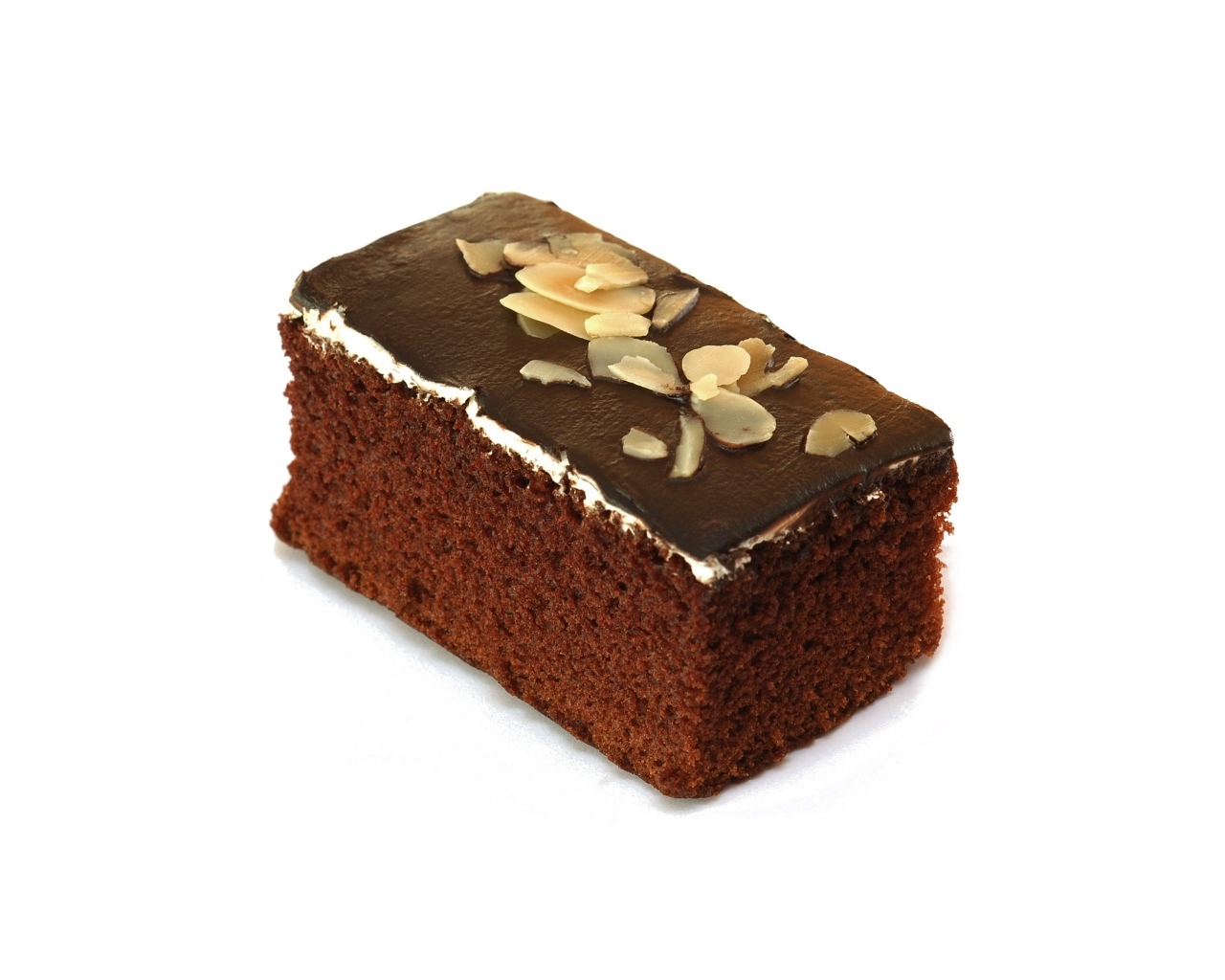 Кусок шоколадного торта на белом фоне
