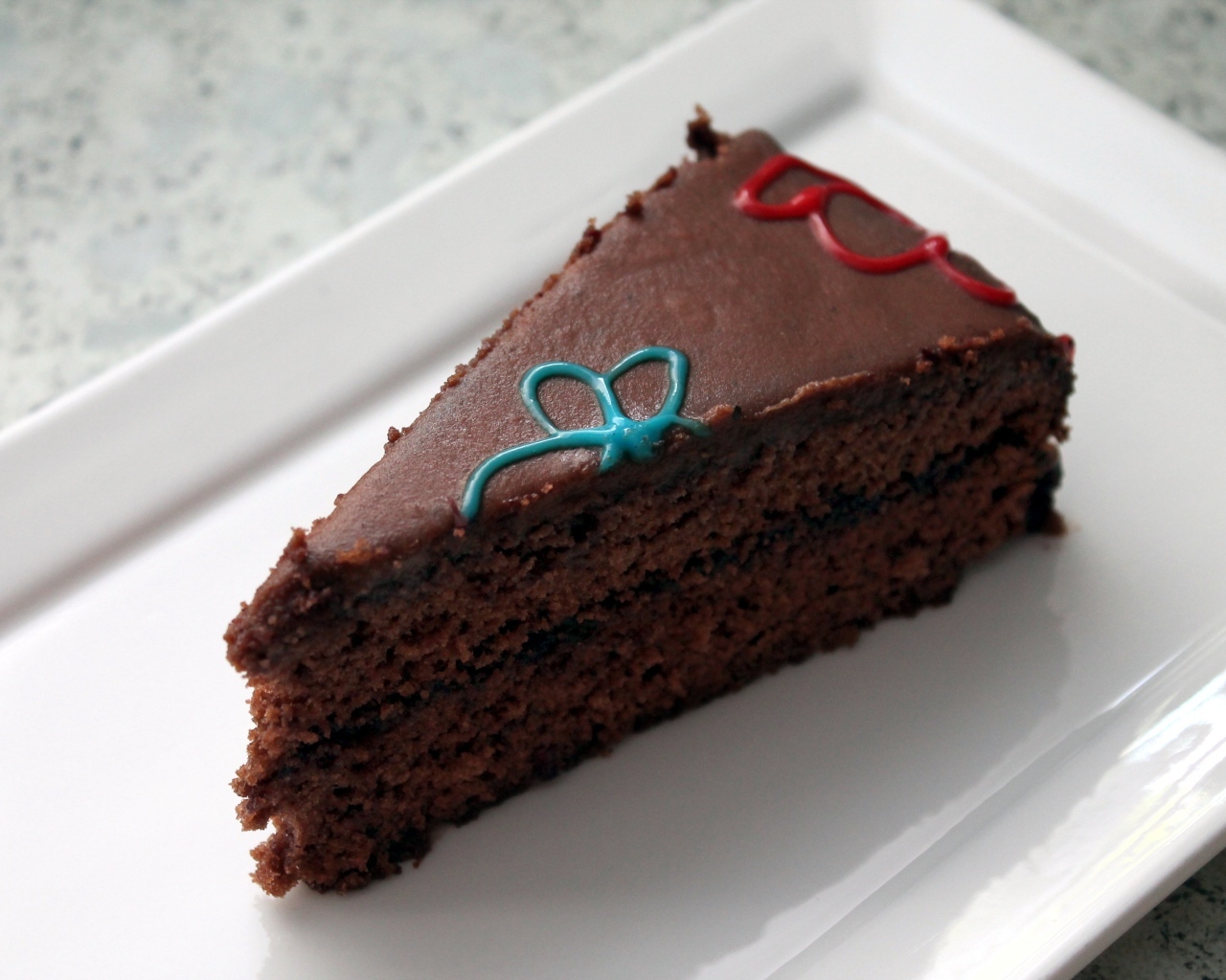 Кусок шоколадного торта на белой тарелке 