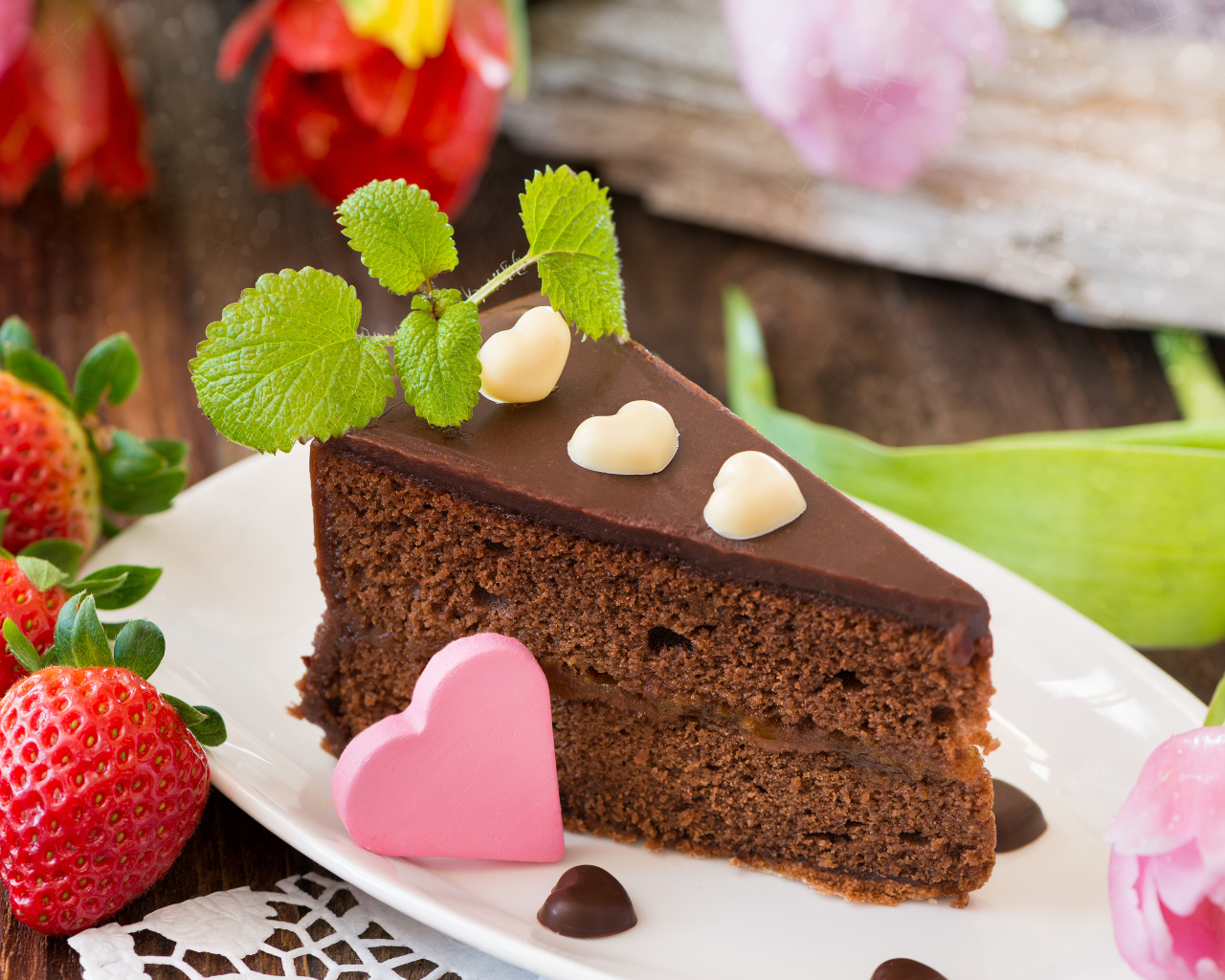 Кусок шоколадного торта с клубникой и сердечком