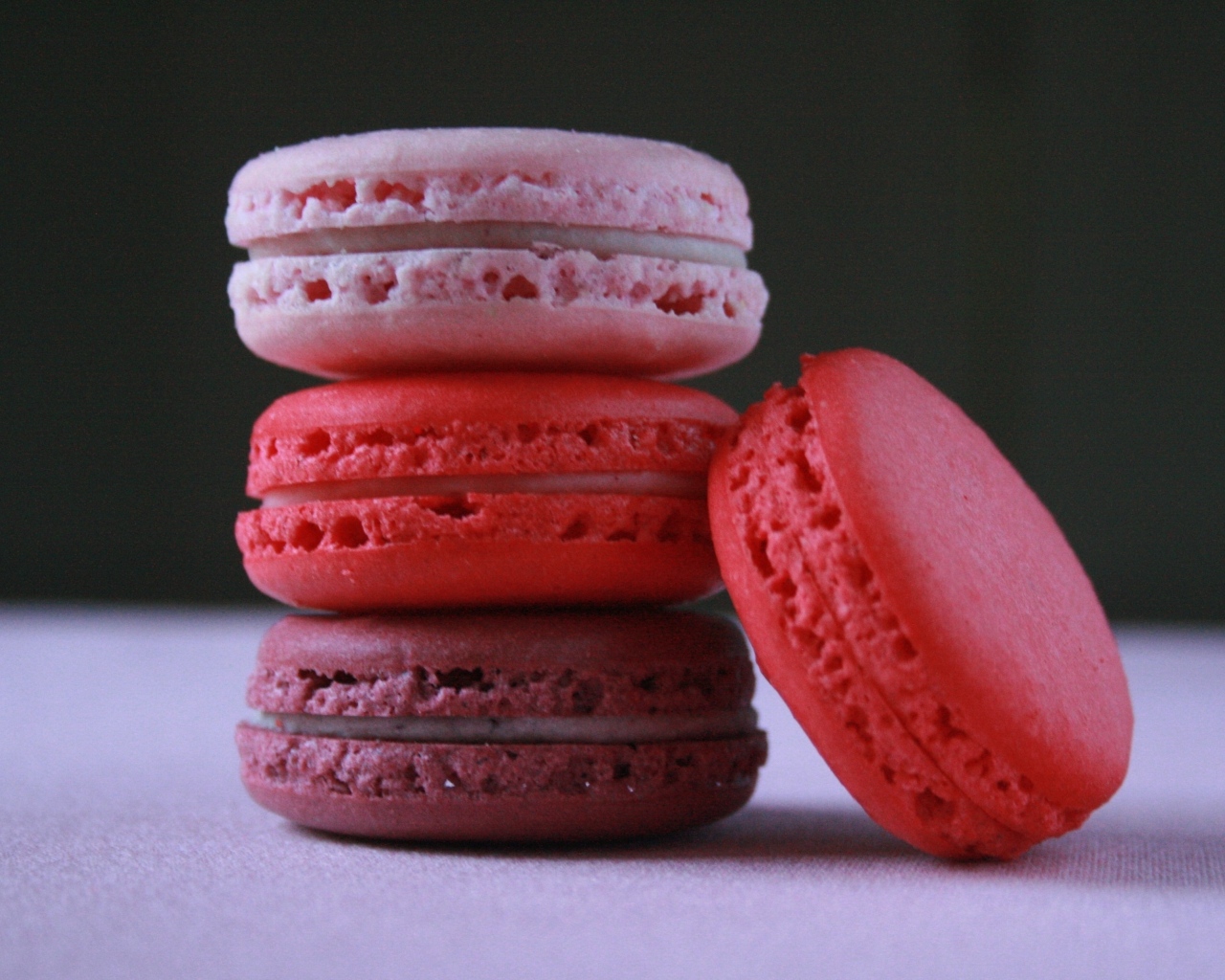 Розовый десерт макарон на столе 