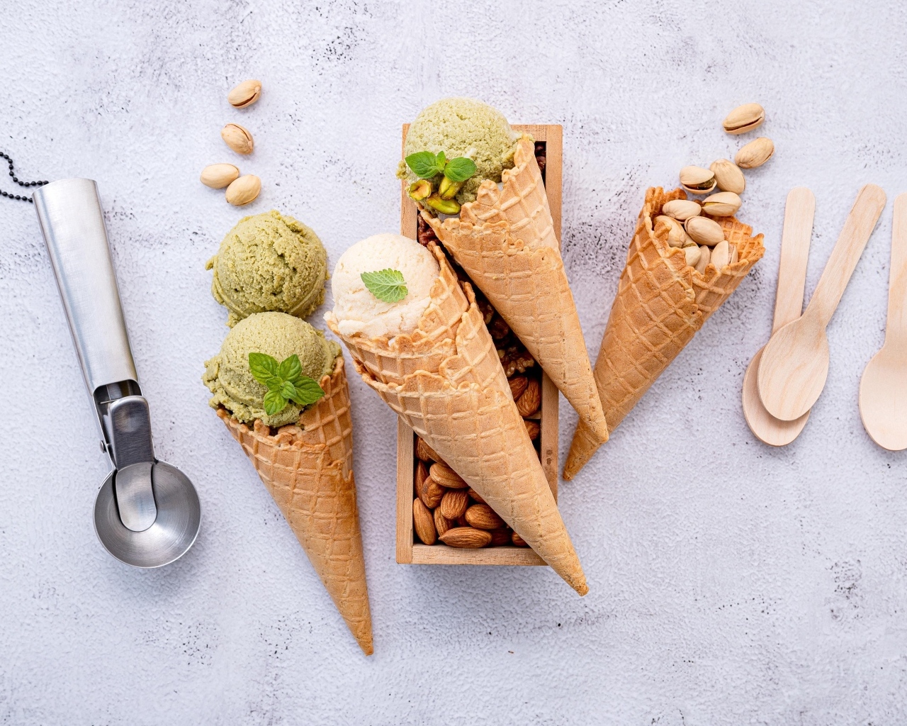 Фисташковое и миндальное мороженое в вафельном рожке