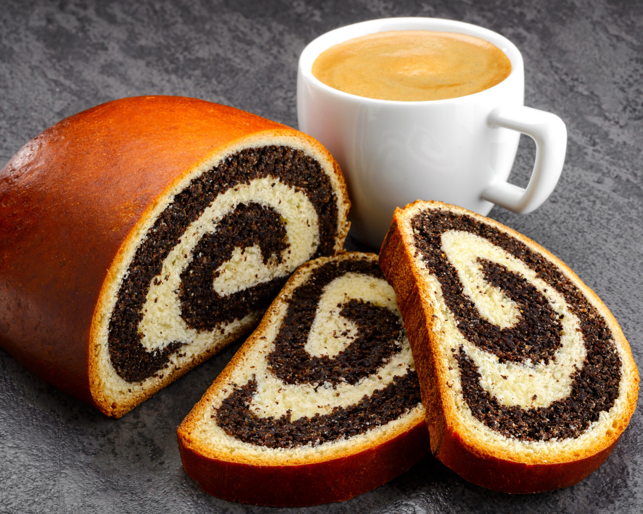 Рулет с маком на столе  с кофе