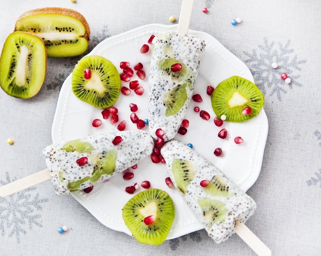 Фруктовое мороженое на палочке с киви и зернами граната