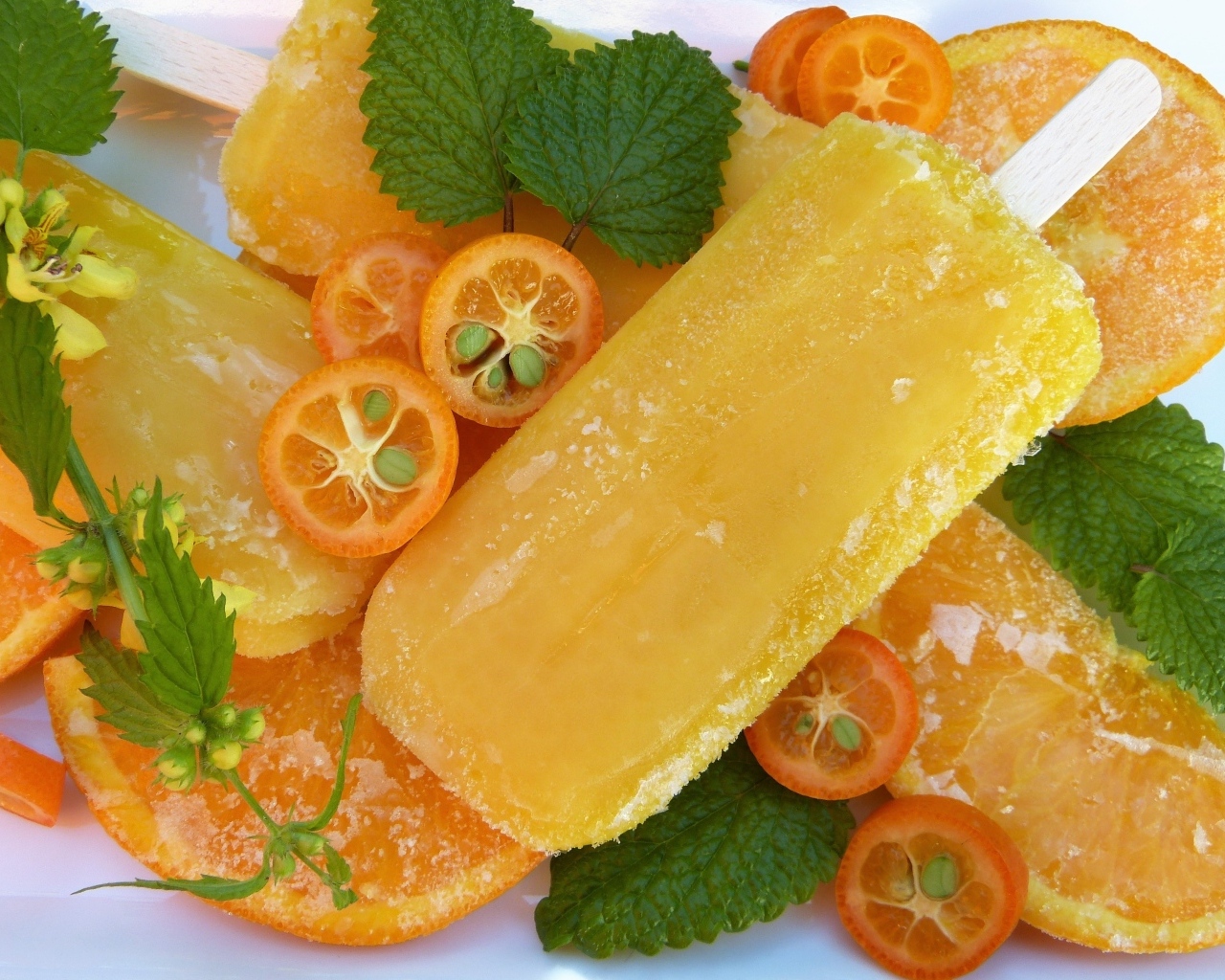 Фруктовое мороженое на палочке с кусочками фруктов