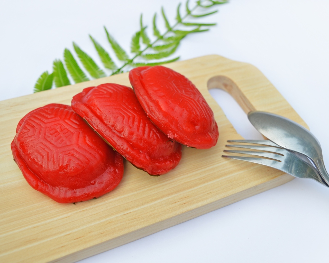 Красное печенье на деревянной доске