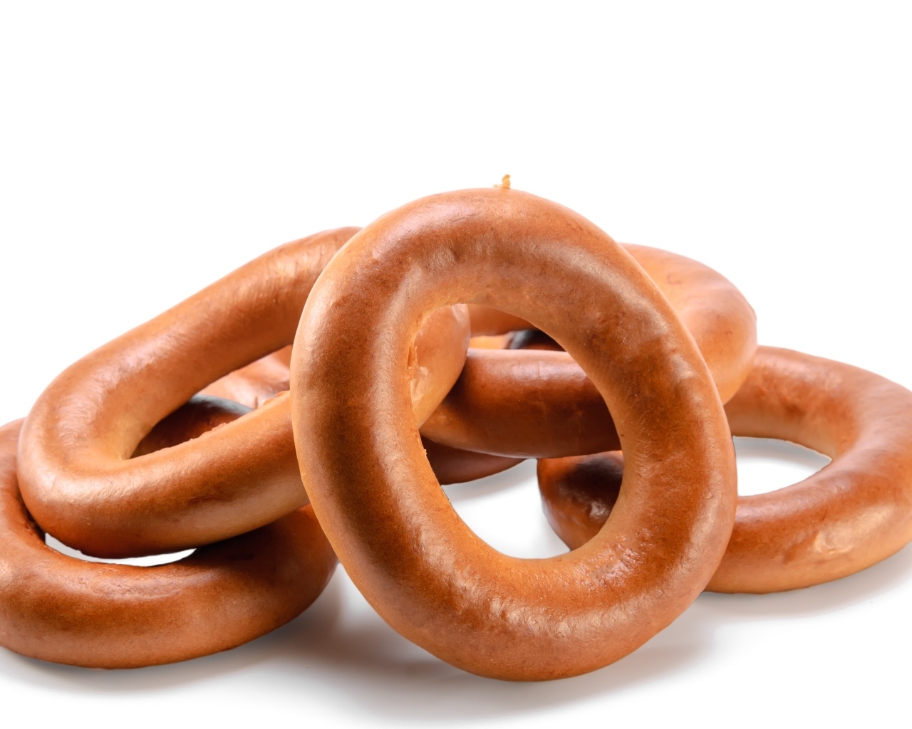 Круглые бублики на белом фоне