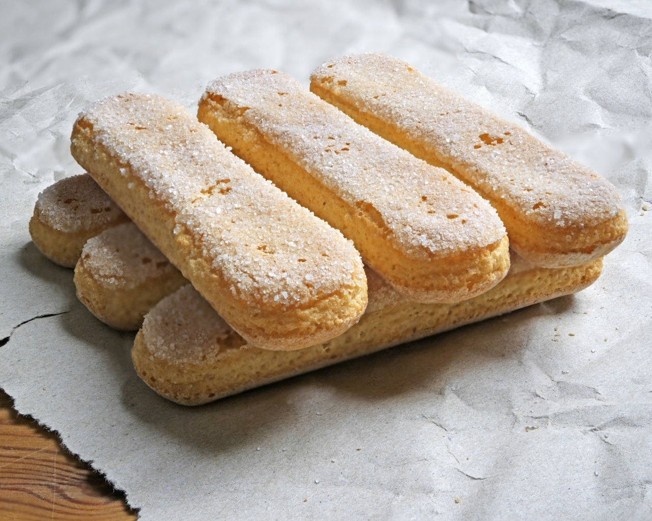 Печенье савоярди с бумагой на столе